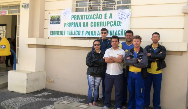 Funcionários dos Correios entram em greve