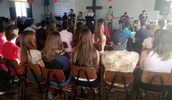 Jovens participam de retiro durante o fim de semana