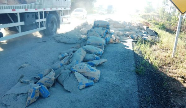 Carga de cimento cai sobre a BR 277 em Palmeira e deixa pista interditada