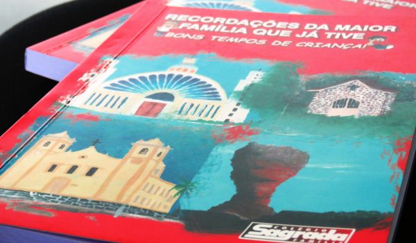 Colégio Sagrada Família lança livros com resgate histórico dos alunos