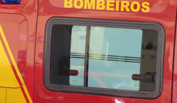 Bombeiros socorrem homem de 39 anos que tentou cometer suicídio