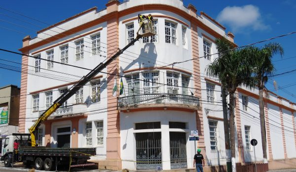 Prefeitura, Igreja Matriz e praça recebem luzes de natal