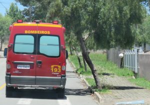 Bombeiros registram choque contra anteparo e resgate em altura