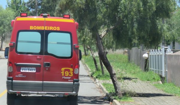 Corpo de Bombeiros atende acidente entre motocicleta e retroescavadeira na Vila Rosa
