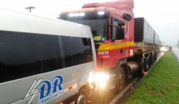 Van é atingida por caminhão na BR 376, em Ponta Grossa