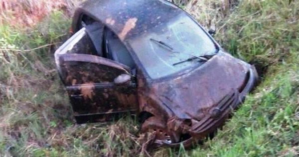 Veículo capota na PR 151 e deixa motorista ferido