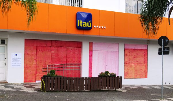 Itaú volta a atender