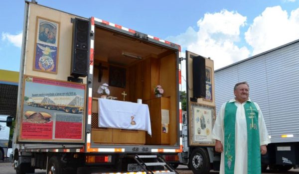 Padre com caminhão-capela celebrará missa em Palmeira