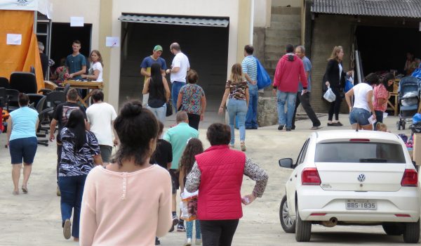Bazar de variedades da paróquia continua até 16 horas deste sábado