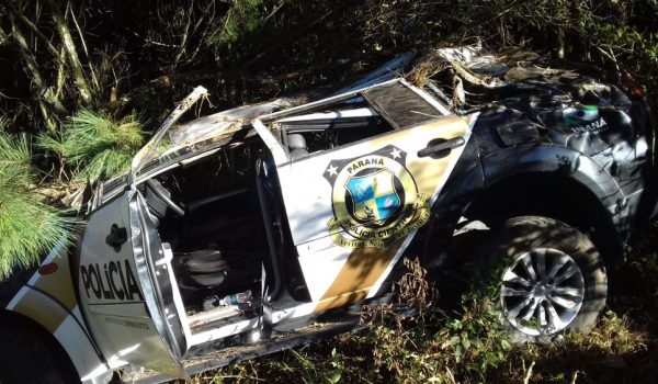 Carro da Polícia Científica sai da pista em Pinheiral de Cima e deixa dois feridos
