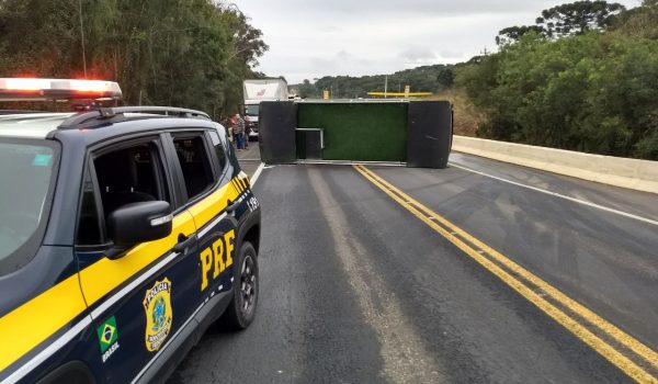 Após pneus estourarem, caminhão tomba na BR 277