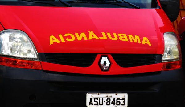 Mulher cai de motocicleta na Vila Rosa