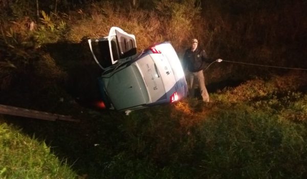 Veículo que transportava pacientes para Curitiba capota em Palmeira