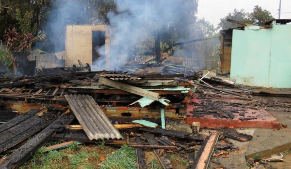 Casa no Jardim Cristine é devastada pelo fogo