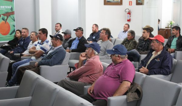 Agricultores participam de palestra sobre controle de pragas nas culturas