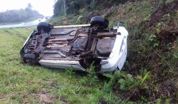 Automóvel capota na BR 277 em Palmeira