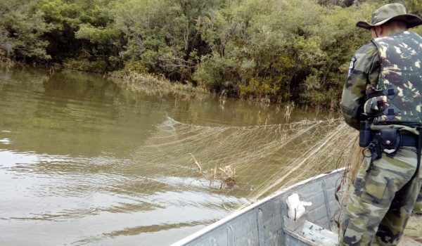 Polícia Ambiental realiza patrulha e encontra 363 metros de redes em lagoa da Vila Palmira