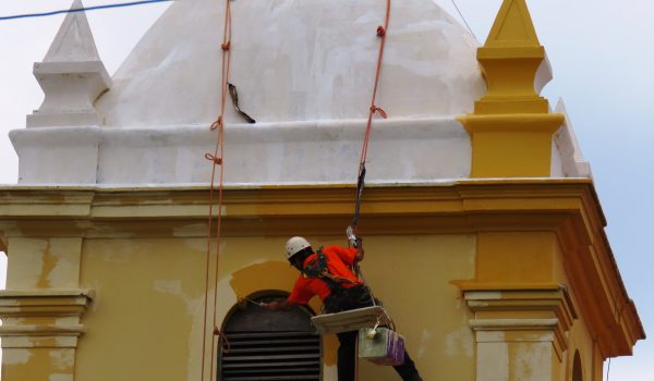 As paredes começam receber a tinta com a cor que remete a história da Igreja Matriz
