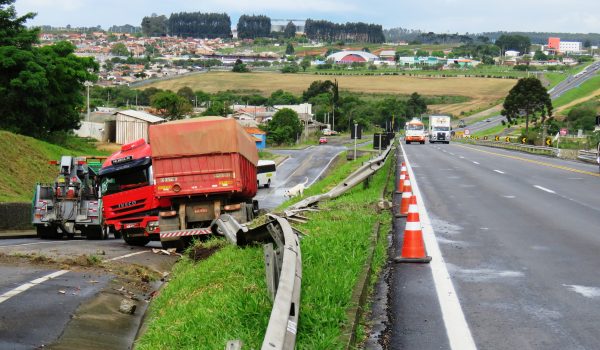 Caminhoneiro evita colisão em automóvel, mas acaba fora da pista