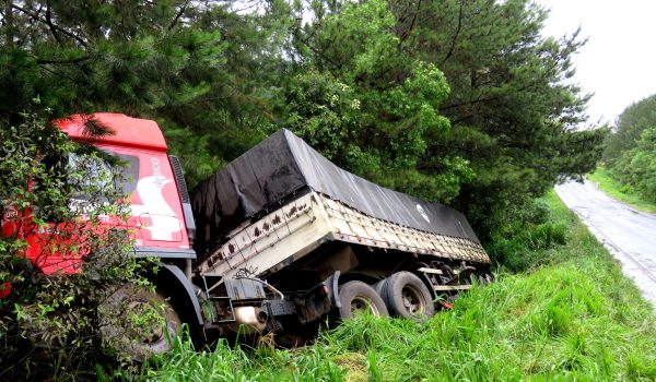 Saída de pista na PR 151 em Palmeira