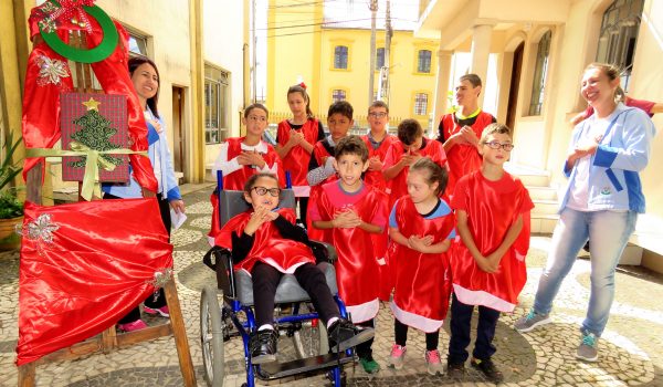APAE surpreende com “Cantata de Natal” e visita empresas solidárias