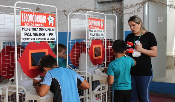 Secretarias de Saúde e Educação promovem atividades lúdicas relacionadas à saúde bucal
