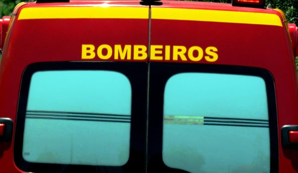 Bombeiros atendem acidente de trabalho em mercado