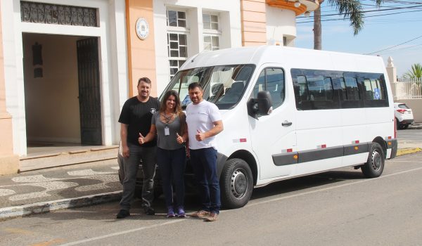 Saúde adquire van adaptada para transporte de portadores de necessidades especiais
