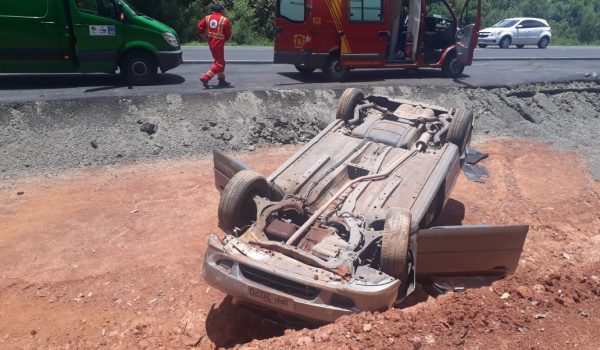 Capotamento na BR 277 deixa uma pessoa ferida