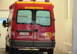 Bombeiros atendem incêndio em residência e acidente de trânsito neste domingo (05)