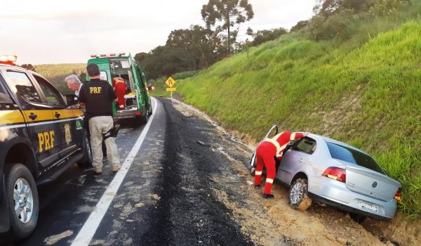 Veículo com placa de Palmeira se envolve em colisão na BR 277