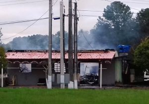 Incêndio destrói bar e residência e por pouco o prejuízo não foi maior