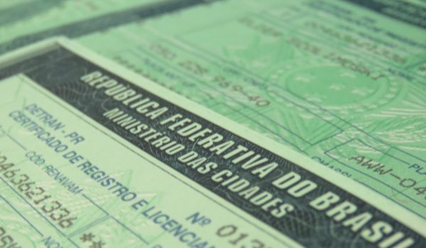 Mais de 300 licenciamentos de automóveis estão disponíveis
