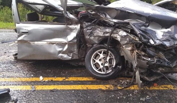 Carro parte ao meio e jovem palmeirense morre em acidente na PR 151, em Palmeira