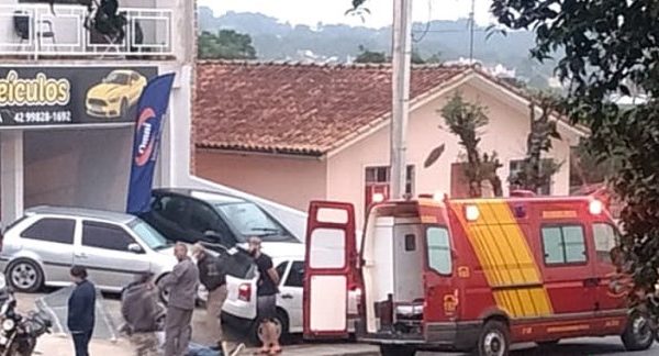 Acidente de trânsito no centro deixa um ferido e causa danos em loja
