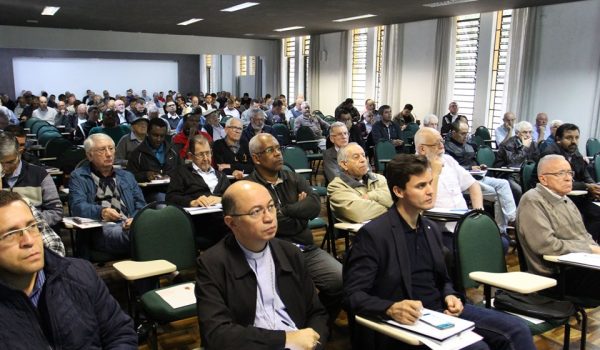 Pároco e Vigário participam de formação na Arquidiocese