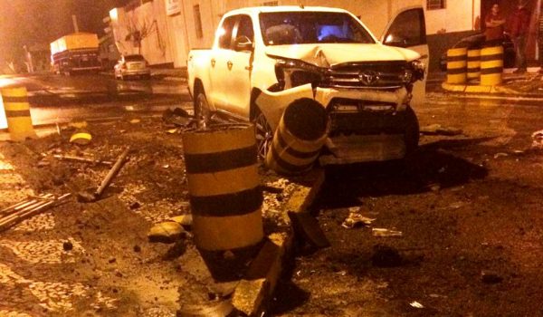 Condutor com sinais de embriaguez colide em anteparos no alto da Conceição