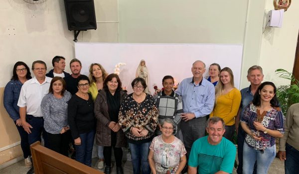 Comunidade católica presta homenagem à Nossa Senhora de Fátima