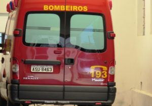 Bombeiros encaminham motociclista ao Pronto Atendimento após saída de pista