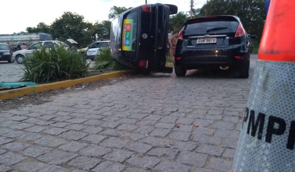Duas pessoas ficam feridas em colisão entre três veículos na PR 151