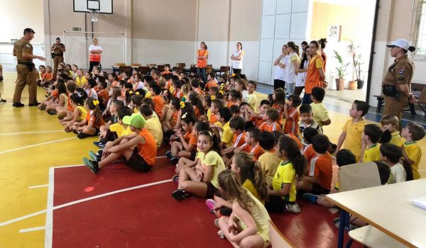 Polícia Militar desenvolve atividades educativas com crianças sobre Maio Amarelo