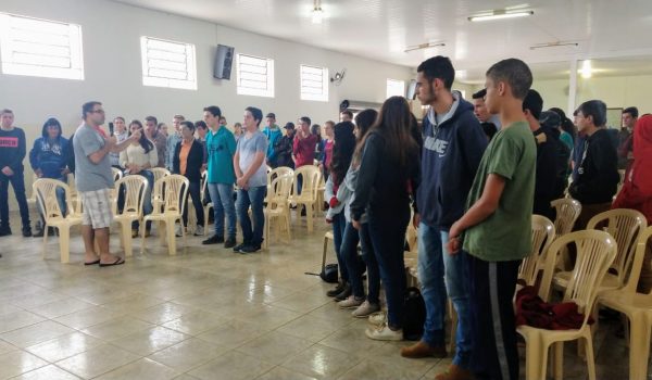 Jovens se preparam para receber o sacramento da Crisma