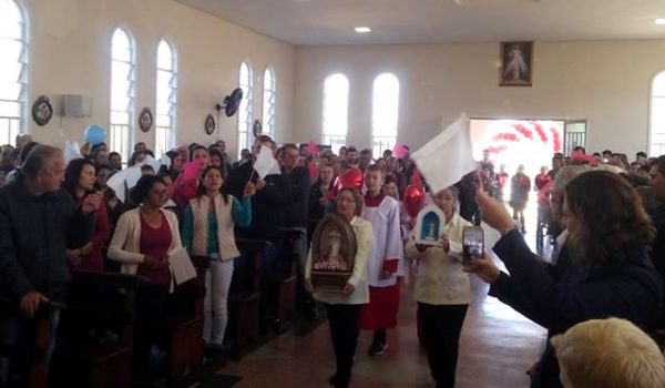 Imagem Peregrina chega até a comunidade de Vieiras