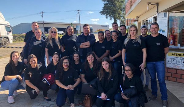 Alunos do Polo UAB aprimoram conhecimentos em visitas à Huhtamaki e Baston