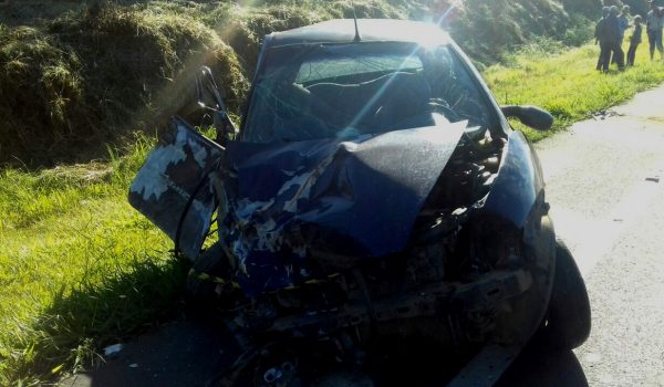 Ford Ka e caminhão colidem frontalmente na BR 277 em Palmeira