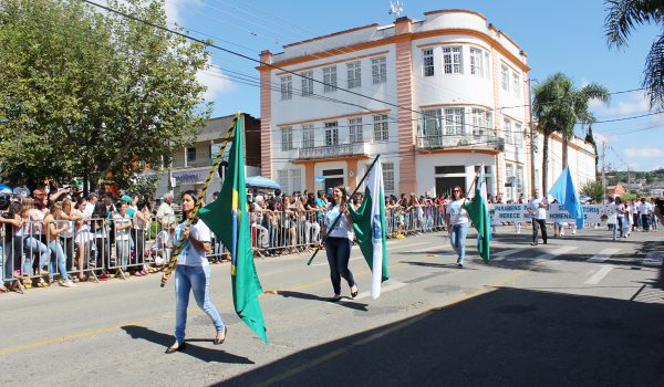 Desfile cívico militar acontece no dia 7 de setembro