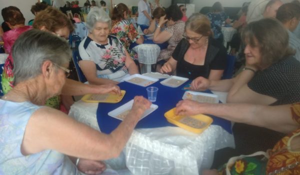 Idosos participam de bingo recreativo no Centro do Idoso