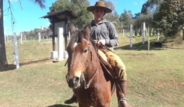 Estudante do Colégio Agrícola morre após queda de cavalo