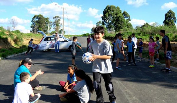 Iniciativa de professora da rede municipal com brincadeiras de rua inspira projeto de lei