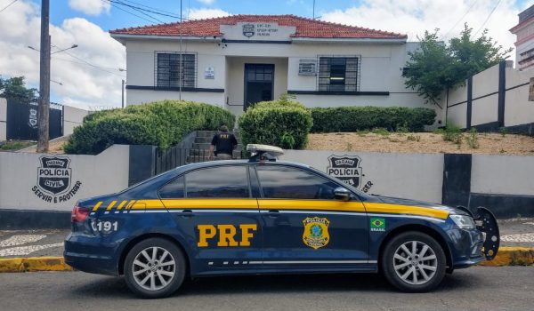 Após alta do hospital, PRF encaminha para Delegacia homem que transportava droga
